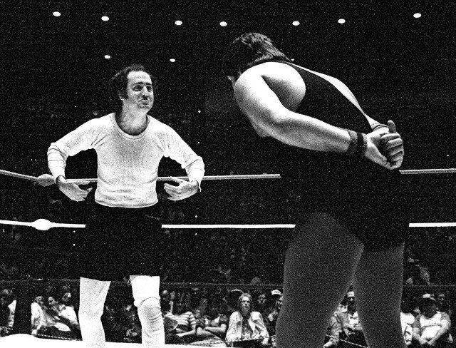 A picture of Andy Kaufman in the wrestling ring with Jerry 'The King' Lawler - HeadStuff.org