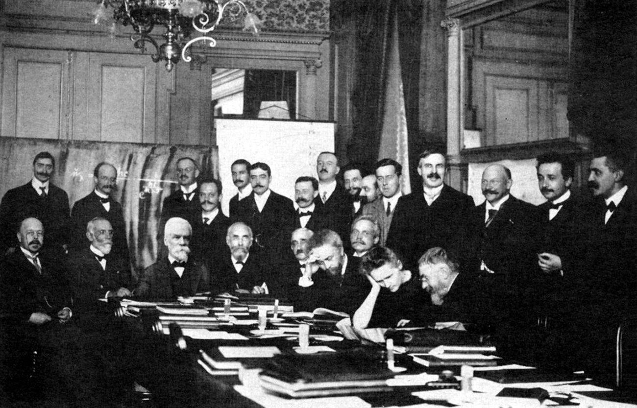 Marie Curie at the 1911 Solvay Conference with Planck, Einstein, Langevin, Rutherford, Solvay, Rubens, Poincare and more, science - HeadStuff.org