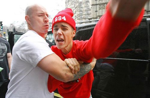 Justin Bieber against paparazzi - HeadStuff.org