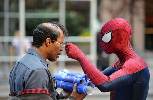 Andrew Garfield as Spider-Man and Jamie Foxx as Electro in The Amazing Spider-Man 2 - HeadStuff.org