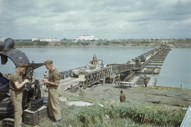 British Army troops by the Po River in Italy, April 1945, liberation day, history - HeadStuff.org