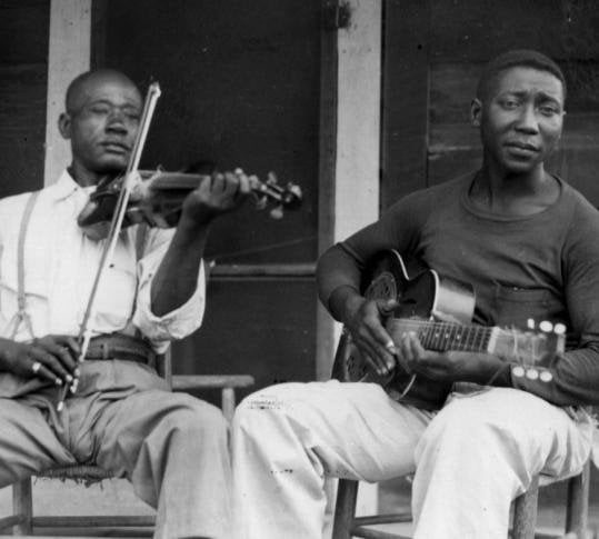 Muddy Waters young, Muddy Waters with acoustic guitar, mississippi delta blues, blues legend - HeadStuff.org