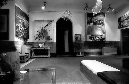 Chelsea Hotel, Lobby of Chelsea Hotel 1972, Leonard Cohen, New Work, Notorious Check-ins, rock stars in hotels, thrash hotel rooms, keith moon, watergate, nixon, celebrity hotels, sid vicious, Lincoln Continental, holiday inn, flint michigan, oscar wilde - HeadStuff.org