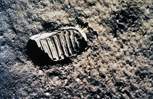 Footprint on the moon, neil armstrong's footprint, Moon Landing, Apollo 11, 1969, JFK, Gemini, Space mission, NASA, 45 years ago, 45th anniversary - HeadStuff.org