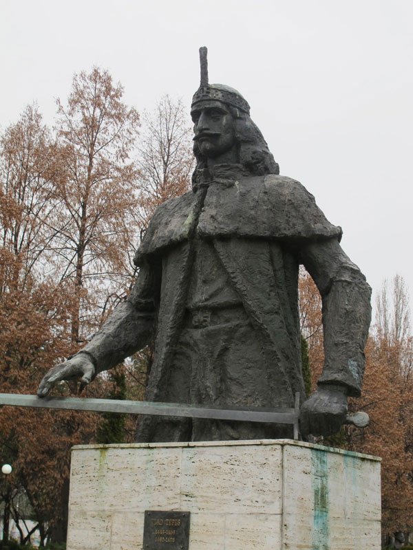 Vlad Tepes, Dracula statue, the real Dracula, Romania, Romanian statue, heroic Dracula, good leader, new dracula film, dracula untold - HeadStuff.org