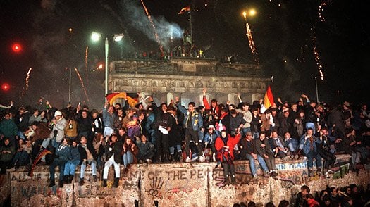 Berlin Party, the Berlin Wall, the fall of the berlin wall, 25 years later, anniversary, divide, germany, article, celebrate - HeadStuff.org