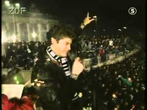 David Hasslehoff visited the Berlin Wall on New Year’s Eve, 1989, singing “Looking for Freedom” to the crowd - HeadStuff.org