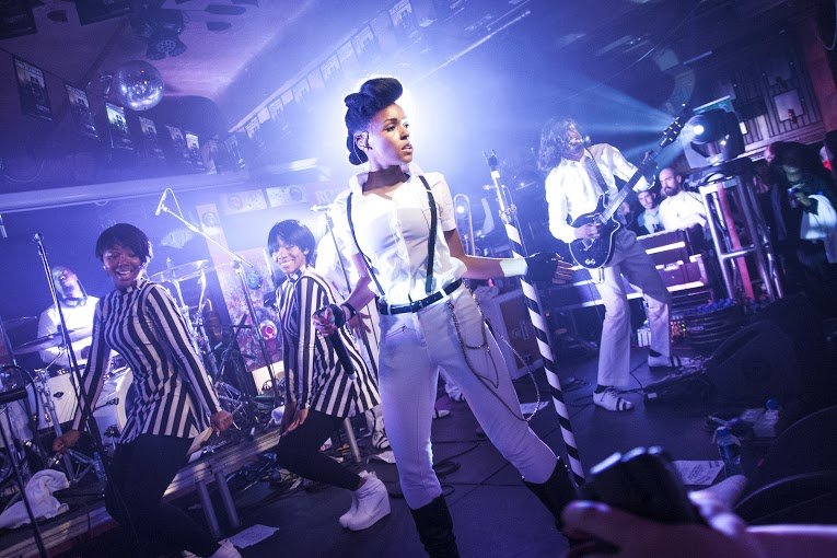 Janelle Monae great photograph playing live in cork ireland - Headstuff.org