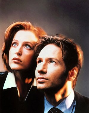 Publicity photo of David Duchovny and Gillian Anderson as Mulder and Scully - headstuff.org