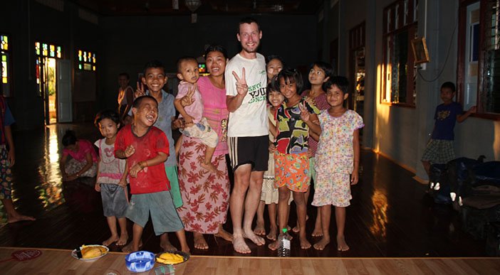 Meeting The Locals In Myanmar - HeadStuff.org