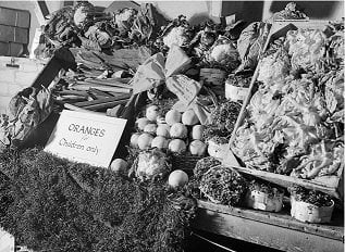 Photograph of a grocer's stall during World War 2 - headstuff.org