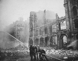 Photo of a building destroyed in Ebngland during World War2 by bombing - headstuff.org