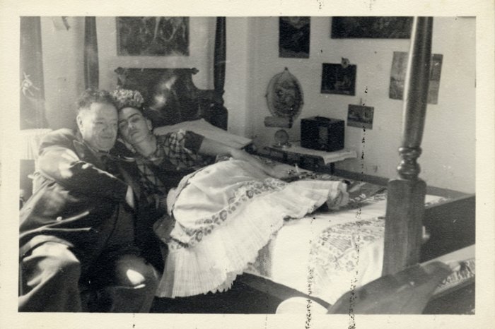 Diego Rivera and Frida Kahlo, Coyoacán, Mexico. Photograph by Chester Dale, Chester Dale papers.-headstuff.org