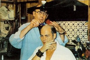 Hunter S Thompson shaving Johnny Depp's head - headstuff.org