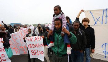 Migrants in Calais - HeadStuff.org