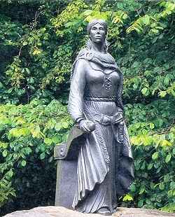 Statue of Grainne O'Malley - headstuff.org