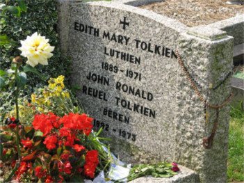 JRR Tolkien Grave - HeadStuff.org