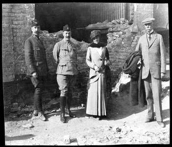 Edith Wharton with WW1 officers.