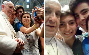 Pope selfie - HeadStuff.org