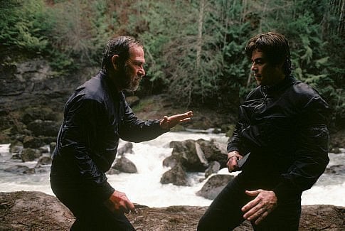 Tommy Lee Jones and Benicio Del Torolooking to do some knifing in the climatic fight sequence in The Hunted - HeadStuff.org