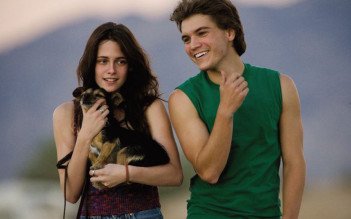 Kirsten Stewart as Tracey with Emile Hirsch's McCandless in Into The Wild - HeadStuff.org