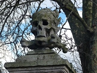 A memento mori on the church of St Nicholas in Deptford, where Marlowe is buried - headstuff.org