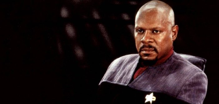 Avery Brooks as Captain Sisko in Deep Space Nine - HeadStuff.org