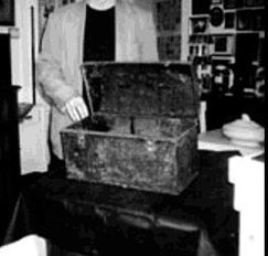 The “peddler’s trunk” that was found in 1904- headstuff.org