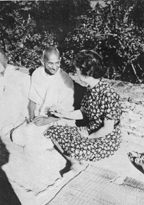 Margaret Sanger meeting Gandhi - headstuff.org