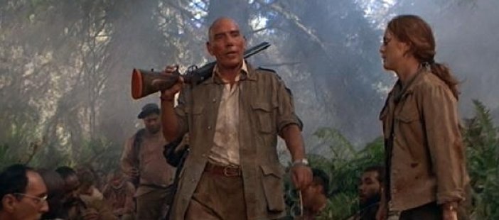 Pete Postlethwaite and Julianne Moore in The Lost World. - HeadStuff.org