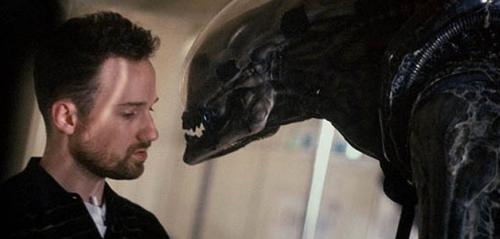 David Fincher (left) and a xenomorph on Alien 3. - HeadStuff.org