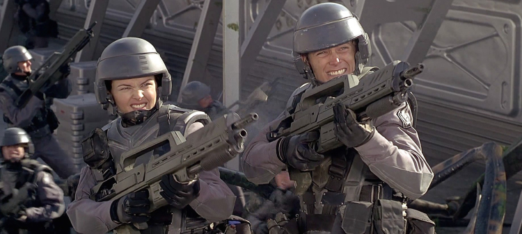 Dizzy and Rico battle some bugs in Starship Troopers 1997. - HeadStuff.org