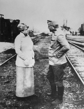 Nellie Bly Speaking with Austrian Officer - headstuff.org