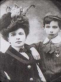 Louis Aragon and his mother Marguérite - headstuff.org
