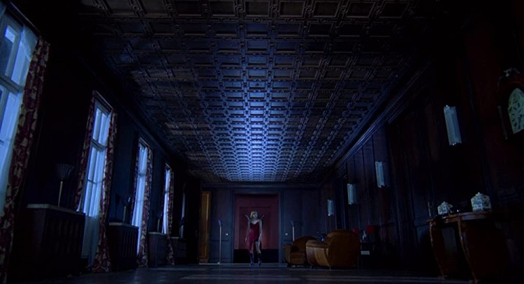 Milla Jovovich as Alice in Resident Evil - headstuff.org