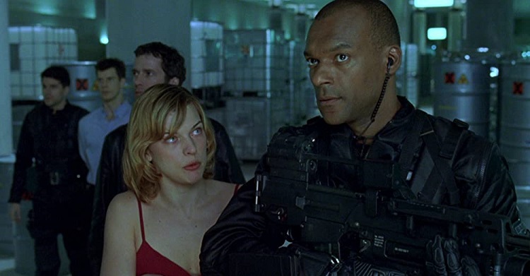 Milla Jovivich and Colin Salmon in Resident Evil